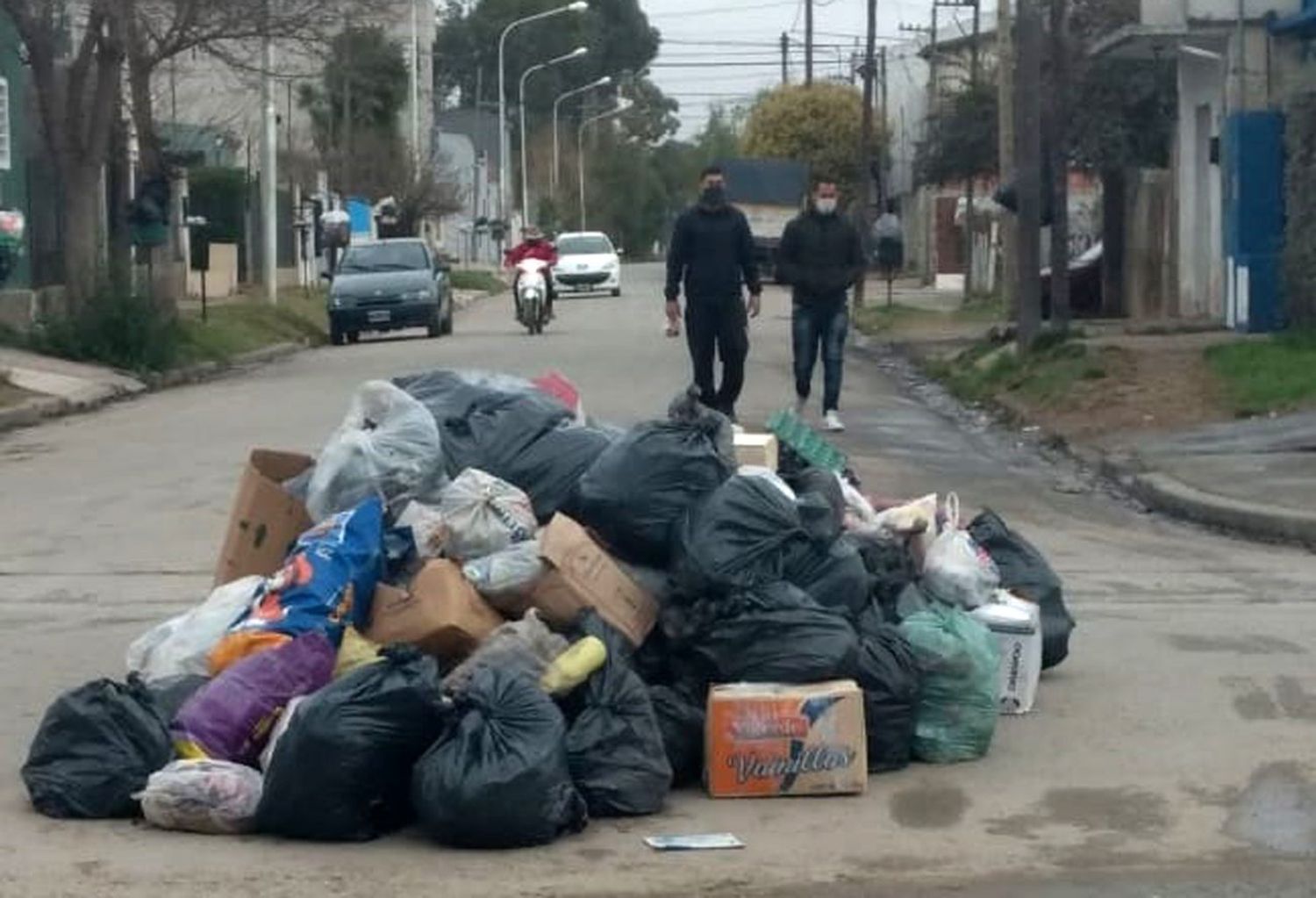 Luego de 15 días sin recolección de residuos, vecinos hicieron una montaña de basura