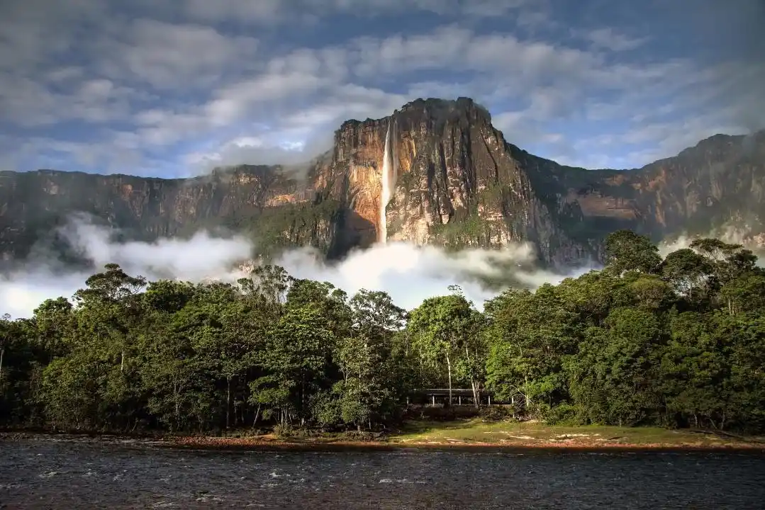 Piden a UNESCO inspeccionar URGENTE el Parque Nacional Canaima tras fiesta en Kusari Tepuy