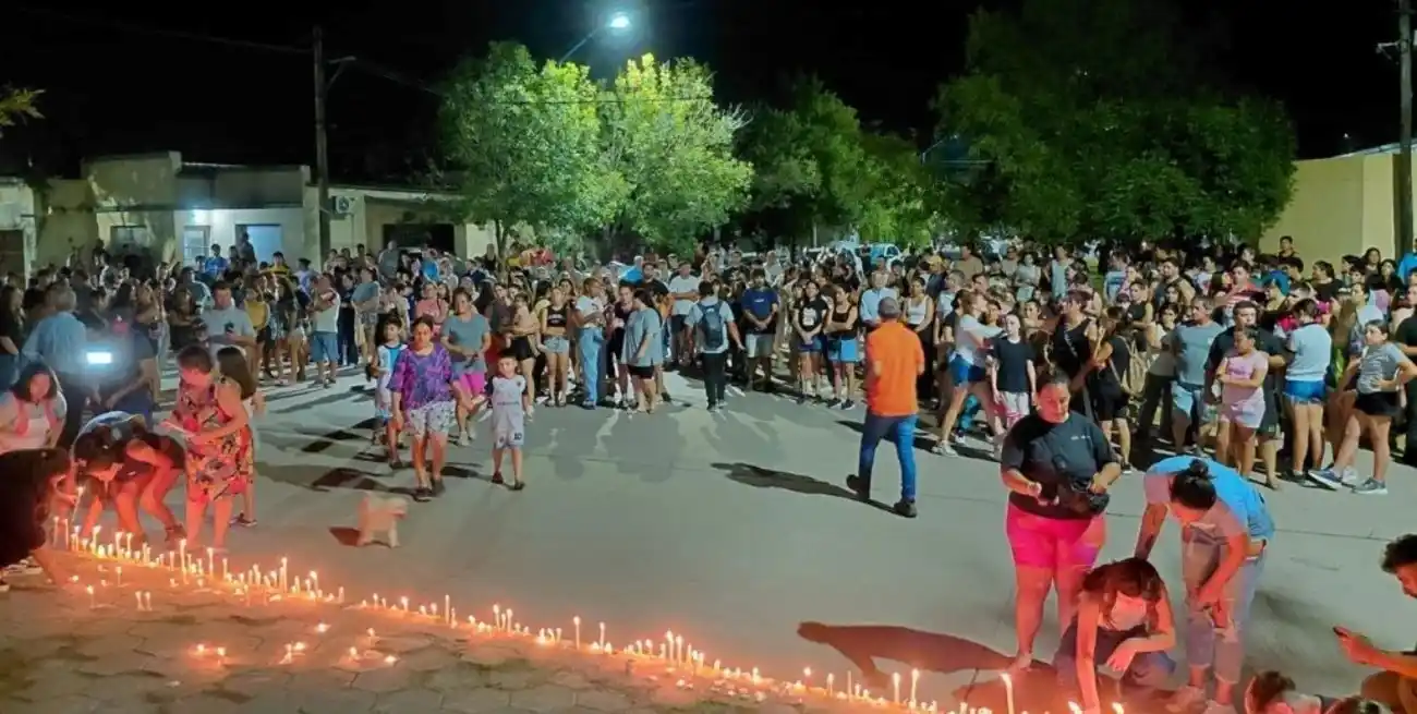 J. M. Bullo y 9 de julio, la intersección "en T" donde se ubica la institución fue el punto de encuentro de los sancristobalenses esta noche para rendir homenaje el joven víctima falta de la tragedia. Foto: Noelí Rojas