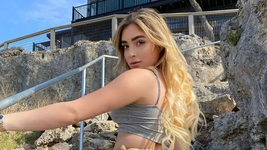Abrió una cuenta en OnlyFans, sus padres la echaron de la casa y ahora ella les paga las cuentas