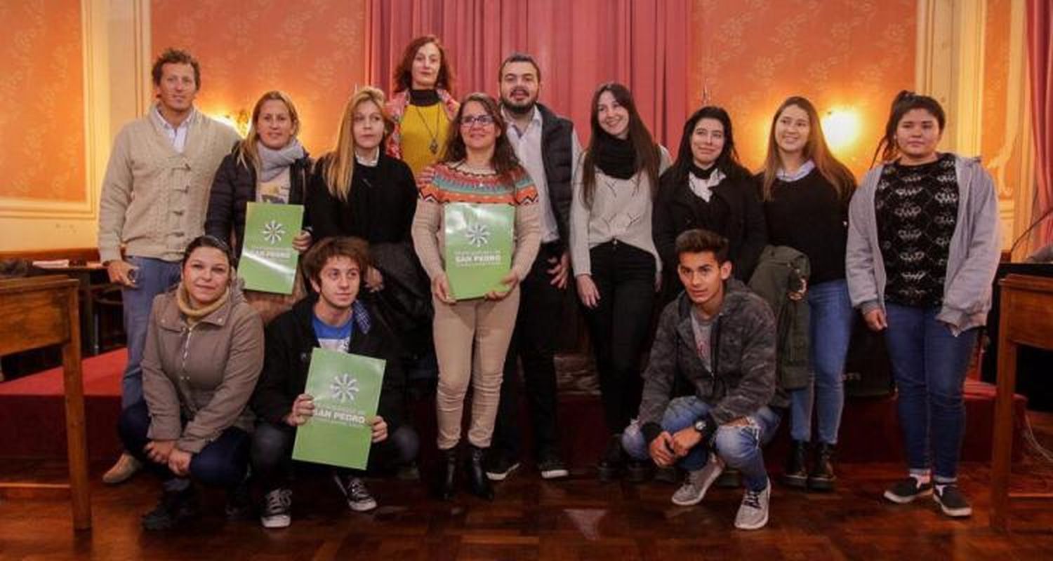 300 mil pesos en becas para los mismos estudiantes