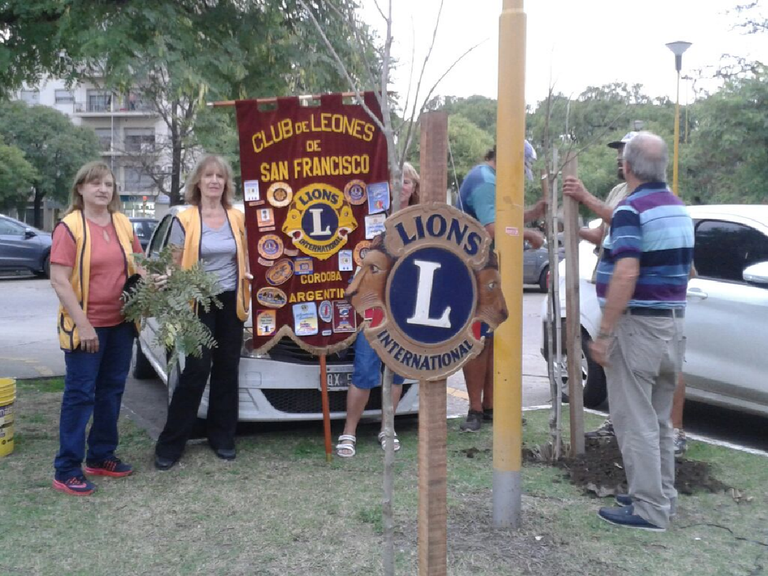 El Club de Leones plantó árboles en el centro 