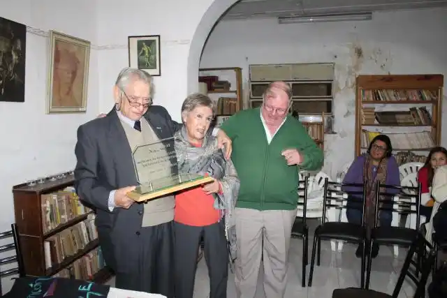 SEGuay: Se entregó una Mención al Mérito Literario al Dr. Eise Osman