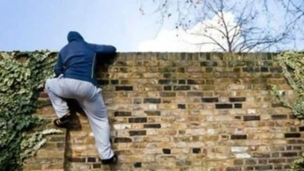 Saltó un tapial de 2 metros y se robó una bici en pleno centro de la ciudad