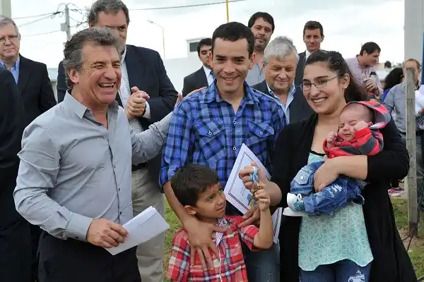 200 familias de Gualeguaychú recibieron las llaves y la escritura de su nueva casa