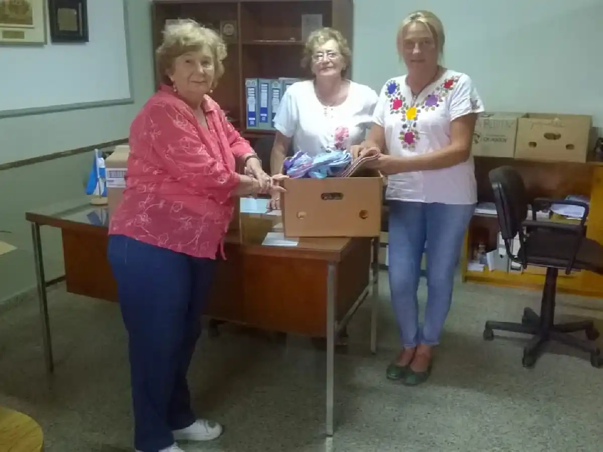 Amigos del Bien entregó útiles en las escuelas