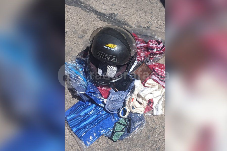 Cruzaron un semáforo en rojo y cayeron tras una persecución: les secuestraron indumentaria nueva y un arma