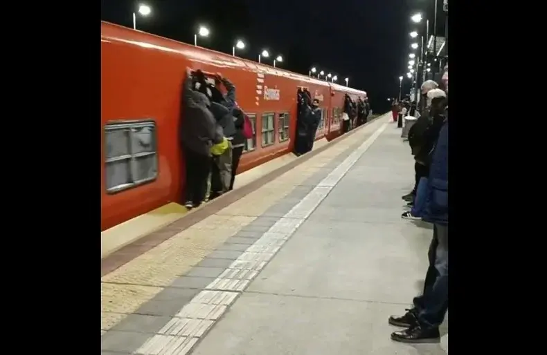 De acuerdo con los testimonios aportados por pasajeros, los disparos habrían partido desde un asentamiento ubicado en Tierras Altas.