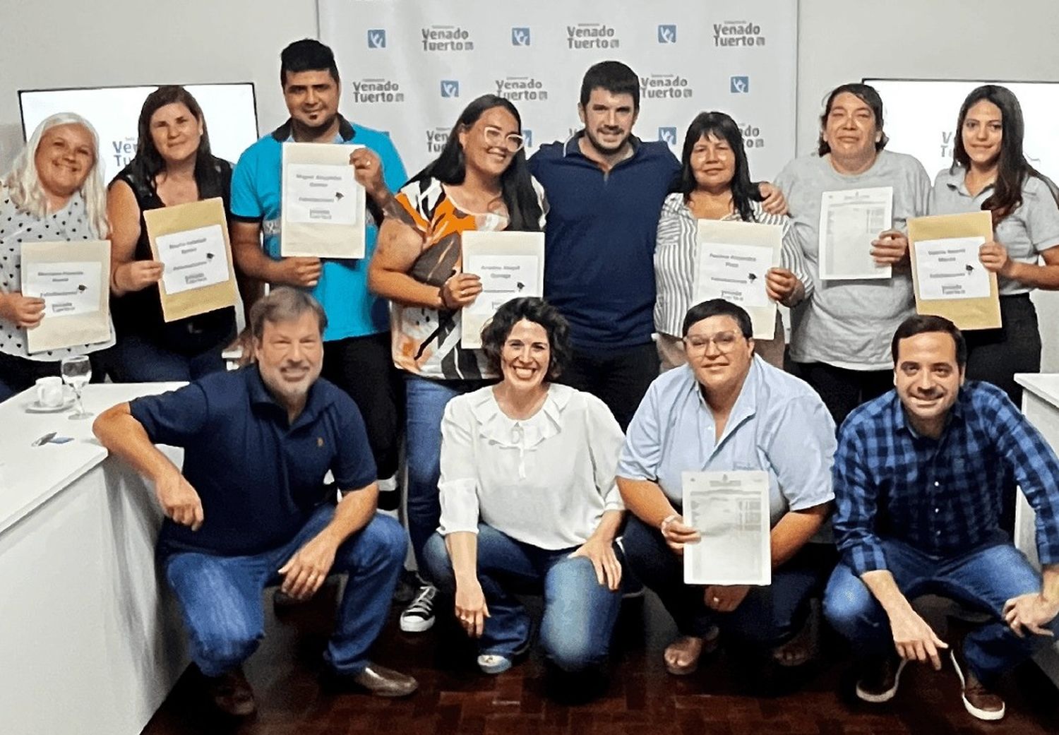 Chiarella y De Mattia junto al primer grupo de empleados que logró finalizar el nivel medio de educación.