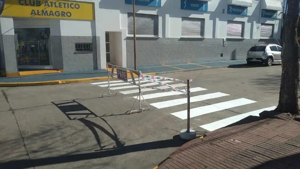 Señalización: realizan tareas de mantenimiento en la vía pública