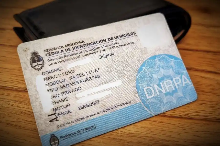 Si no tengo la cédula azul: ¿cómo puedo autorizar a un tercero a manejar el auto y que no me multen?