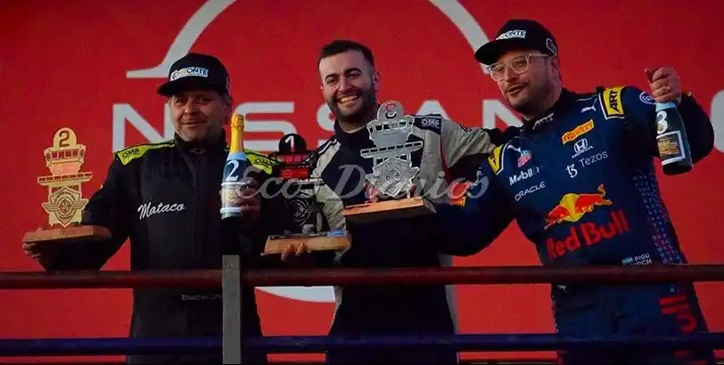 Festejando. Sebastián López Islas, Matias Alvarez e Ignacio Furch, luego de una carrera llena de sorpresas en la final de los Mar y Sierras A, en Olavarría