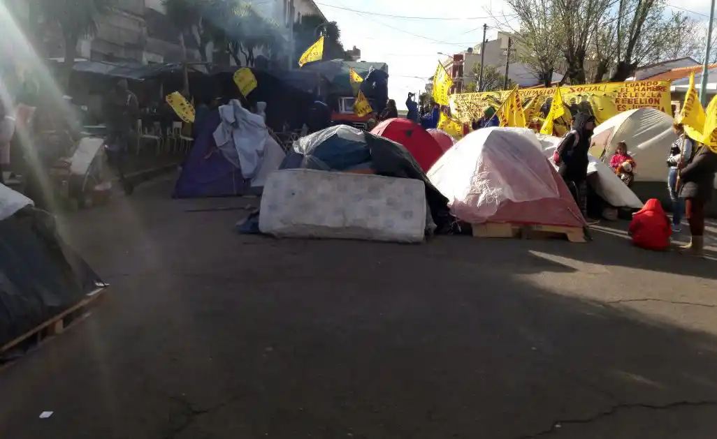 Acampe en el Unzué: cooperativistas mantienen su reclamo