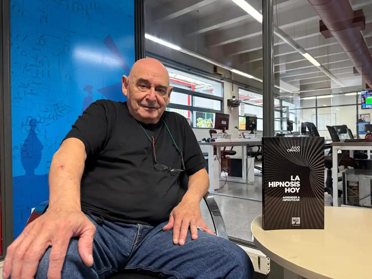 El odontólogo Julio Ciriaco y su trabajo "La hipnosis hoy, aprender a hipnotizar".