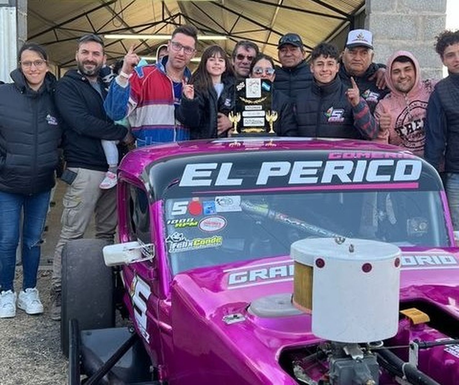 Alfredo Pérez festeja con su gente la pole en el TC del 40