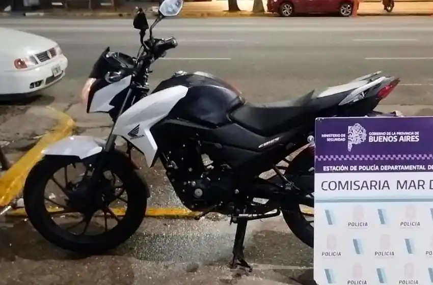 Tres menores fueron detenidos por el robo de una moto en pleno centro