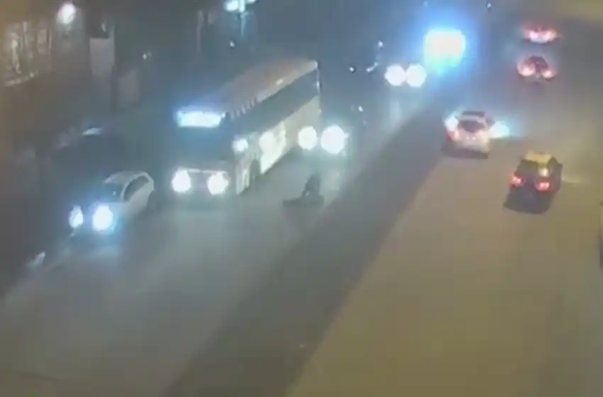 La Justicia difunde imágenes para dar con un automovilista que atropelló a una persona involucrada en un robo