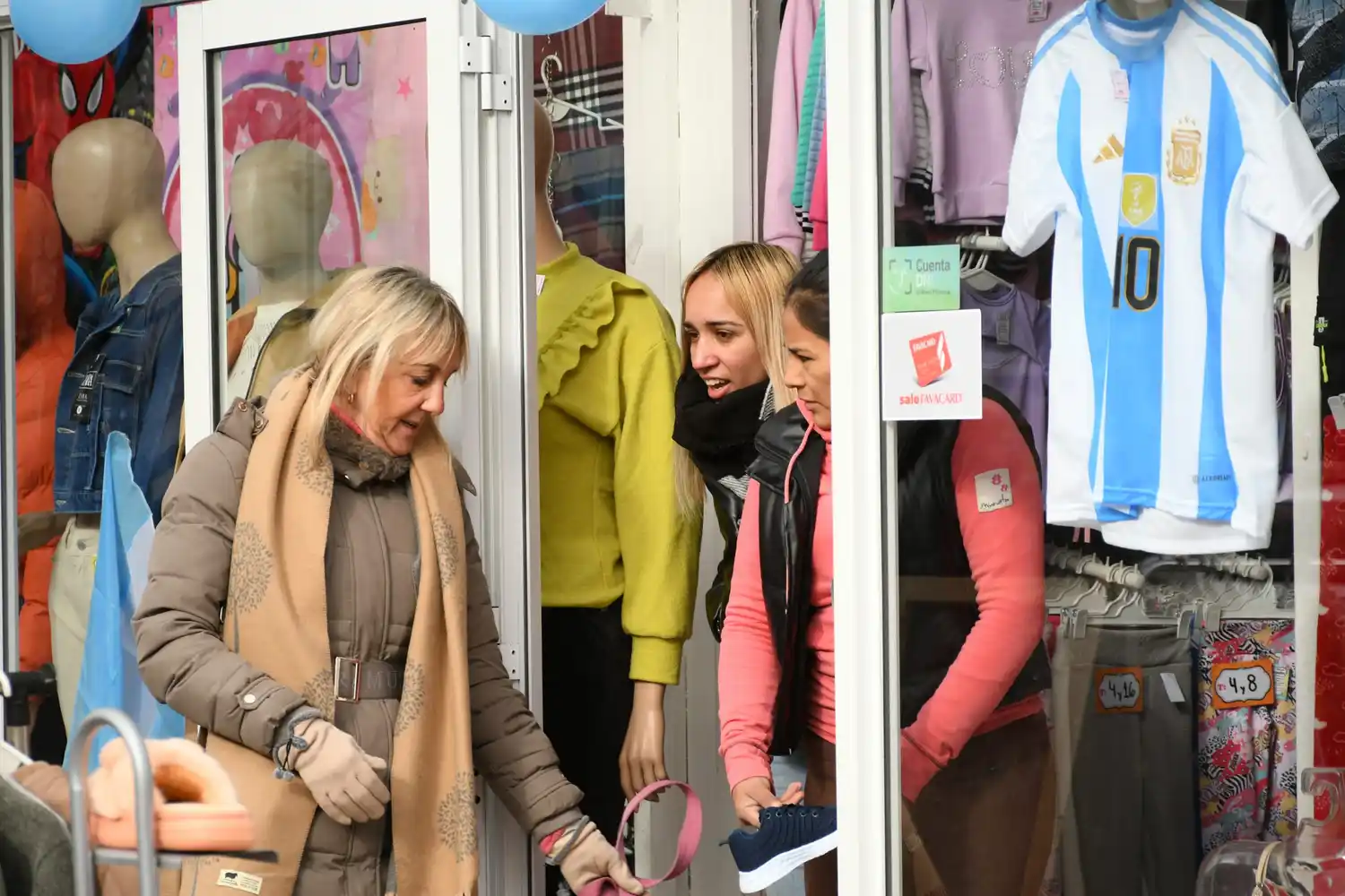 Ramona Maciel saluda a los comerciantes en su día