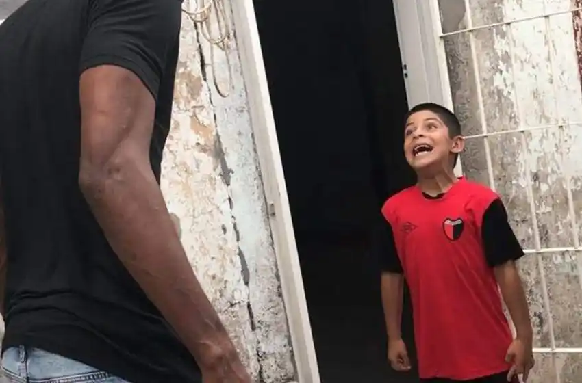 Emocionante encuentro de un niño con su ídolo futbolístico