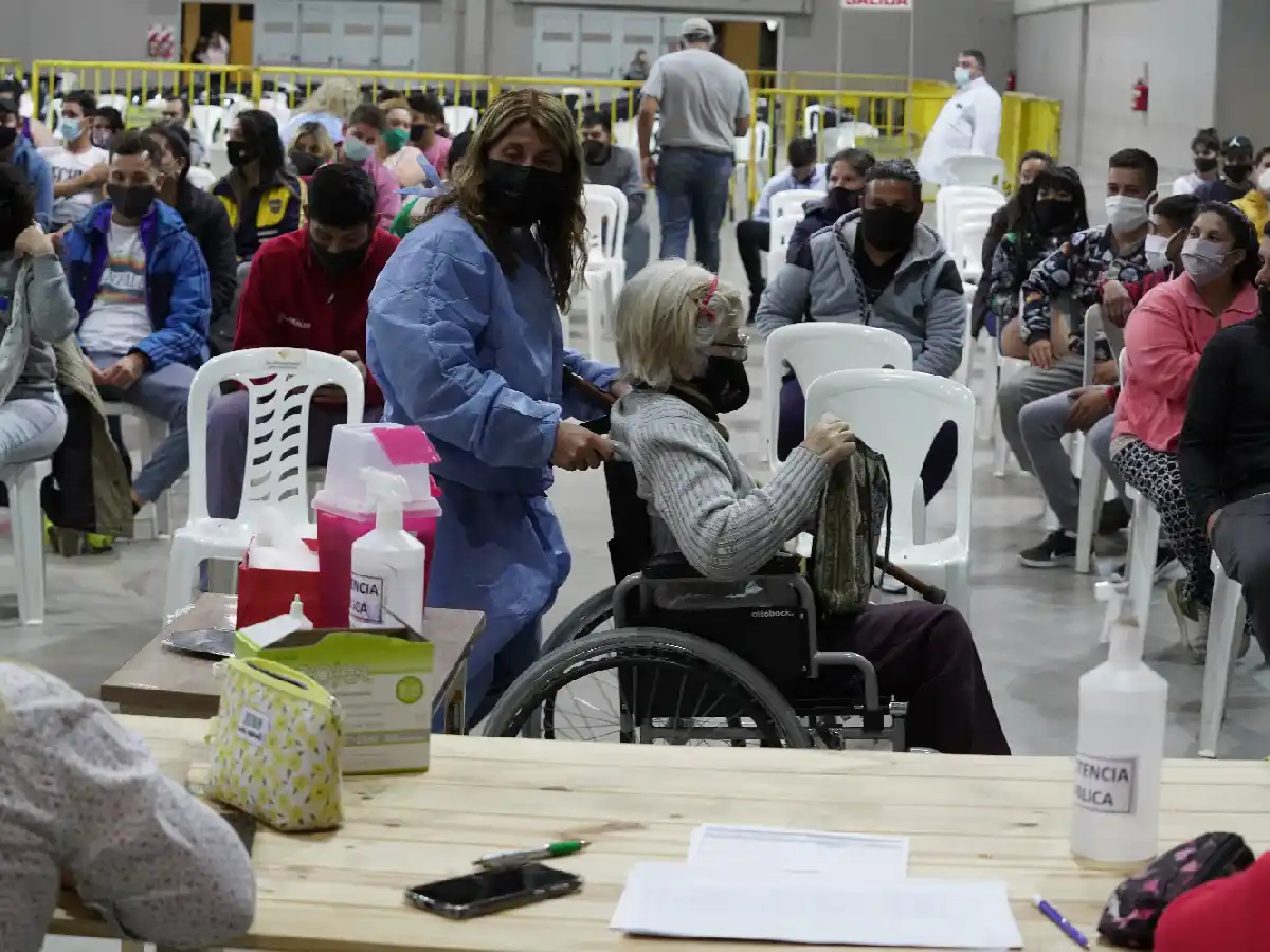 Gran convocatoria    tuvo la edición de la  noche de las vacunas 