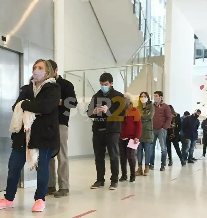 Como uno más, el intendente de Venado esperó su turno