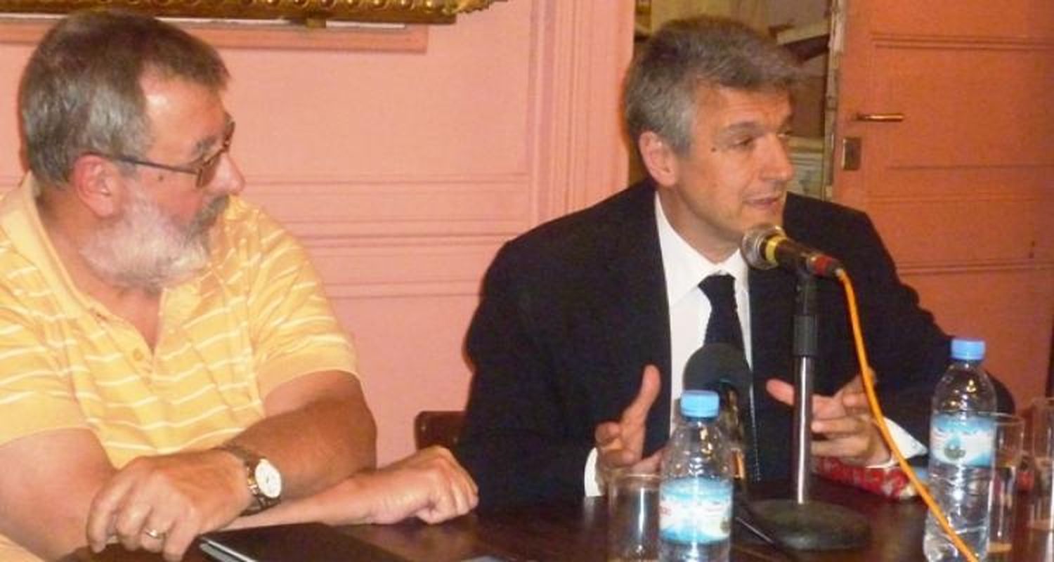 Gustavo López disertó sobre la ley de medios en el Centro de Comercio