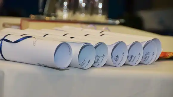 EL PRIMERO: acreditan título universitario a migrante venezolana en Colombia