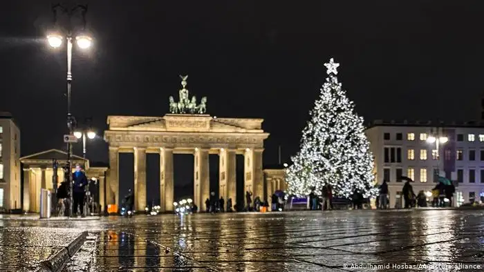 El mundo celebra Navidad en confinamiento y restricciones