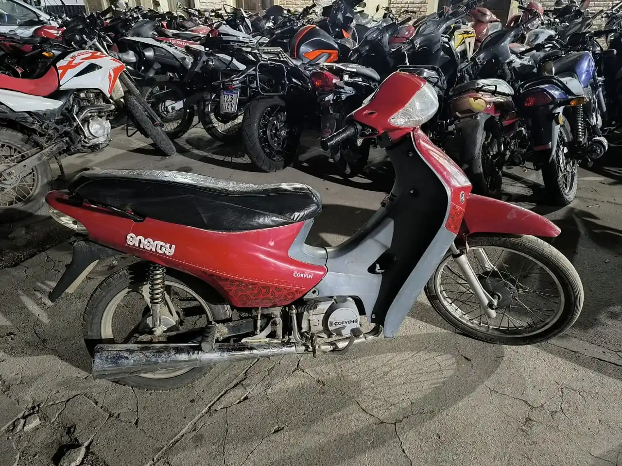 Motocicleta en la que circulaban los jóvenes que amenazaron un aun arma a la guardia local
