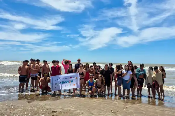 Los adolescentes y jóvenes del programa Envión disfrutaron de una hermosa jornada en la playa