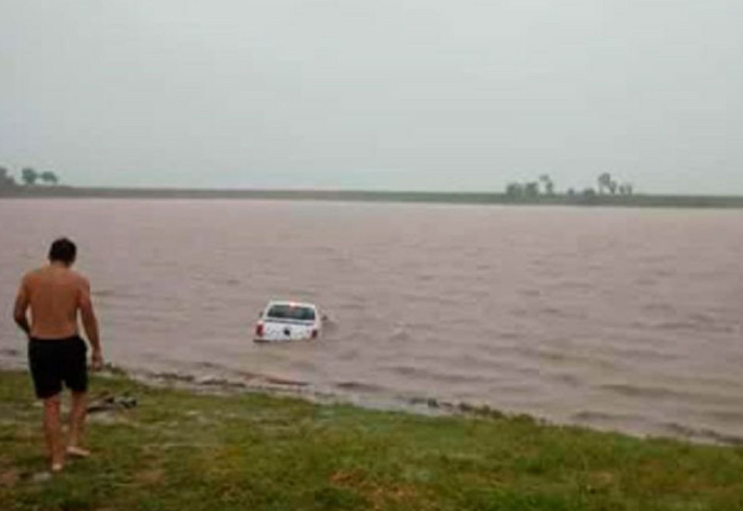 En medio de la tormenta, una camioneta terminó dentro del río Paraná