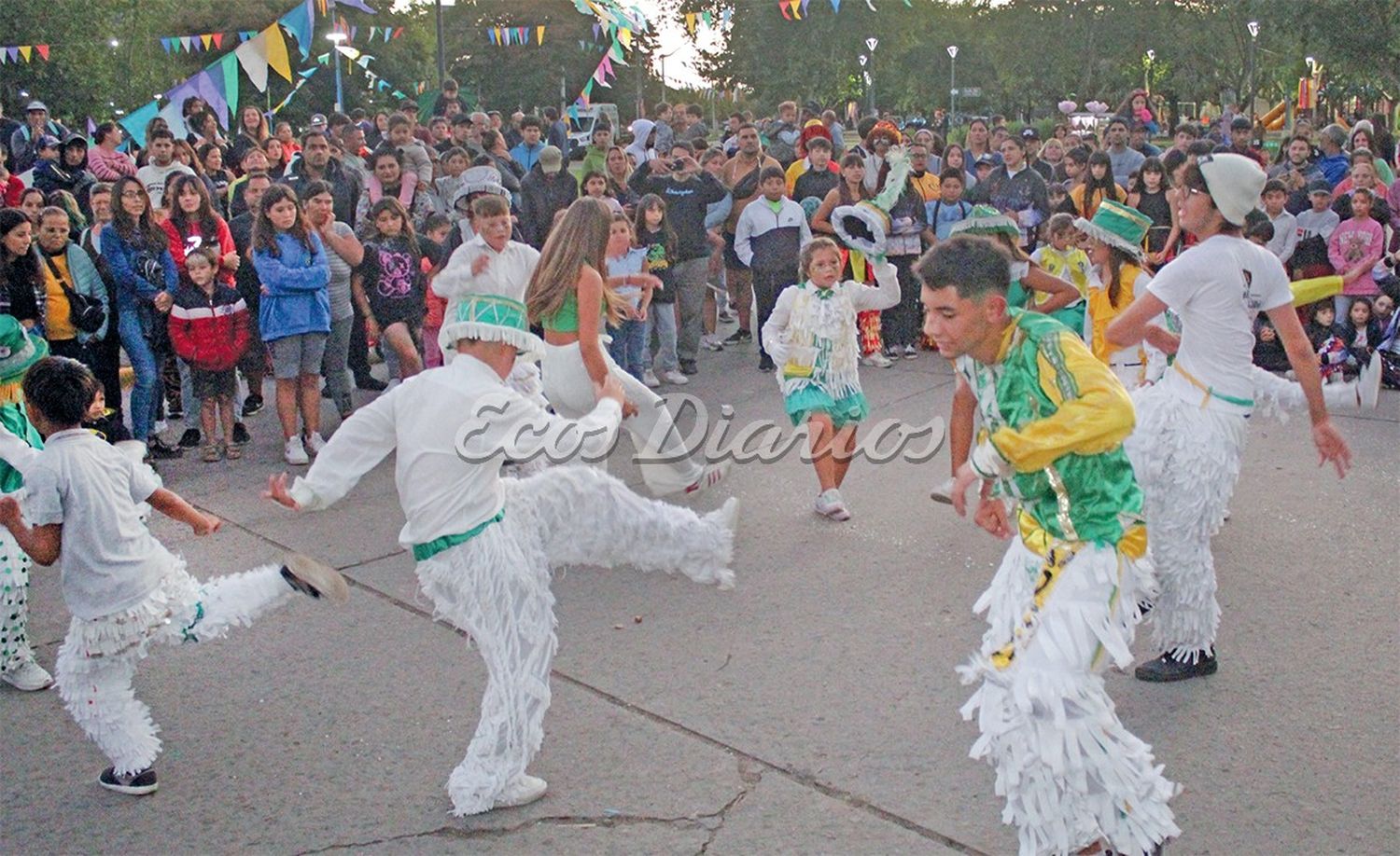 Colorida. Presentación de murgas hubo en la plaza central de la ciudad