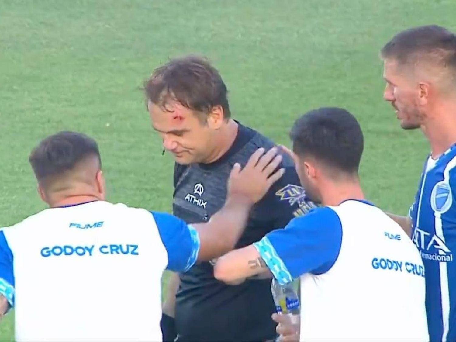 Agredieron al juez de línea y se suspendió Godoy Cruz-Talleres