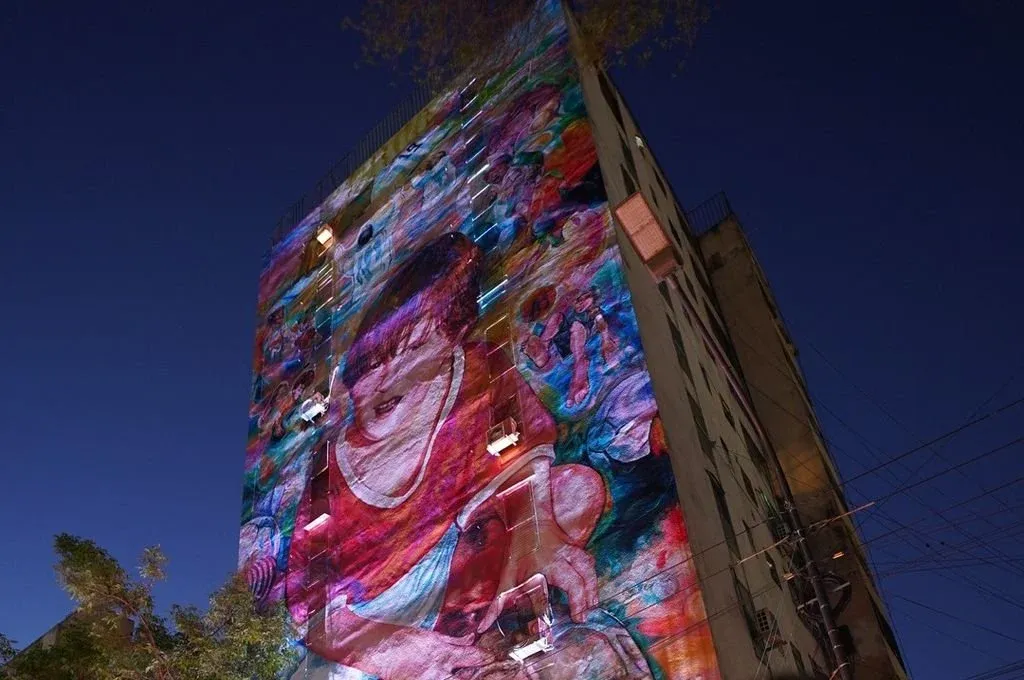 Esta obra de gran formato, realizada en conjunto con la compañía Alba y los muralistas Lisandro “Lichi” Urteaga, Marlene Zuriaga y Gabriel Griffa, busca rescatar la esencia de Messi en su infancia. Foto: Gentileza.