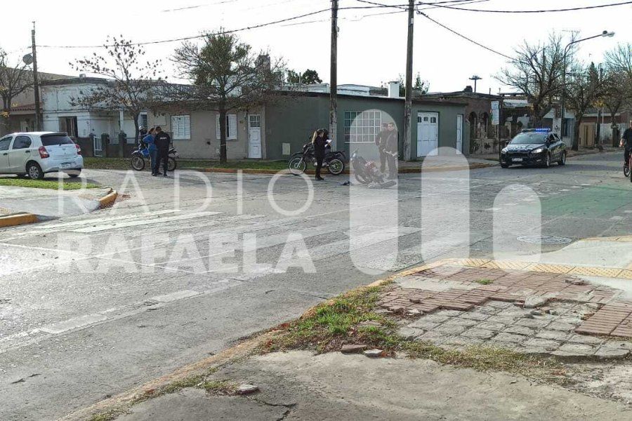 Un joven de 23 años fue llevado al hospital luego de haber chocado contra un auto
