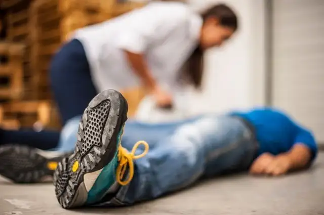 Cómo actuar frente a una persona que se desmaya