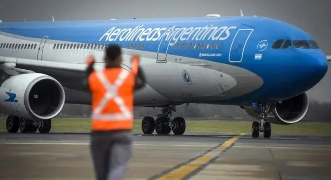 Habilitan a tripulaciones y aeronaves extranjeras a reemplazar a pilotos de Aerolíneas Argentinas