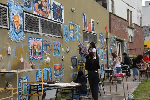 Alumnos del Polivalente trabajan en un mural colectivo que dejará una huella de su paso por la escuela