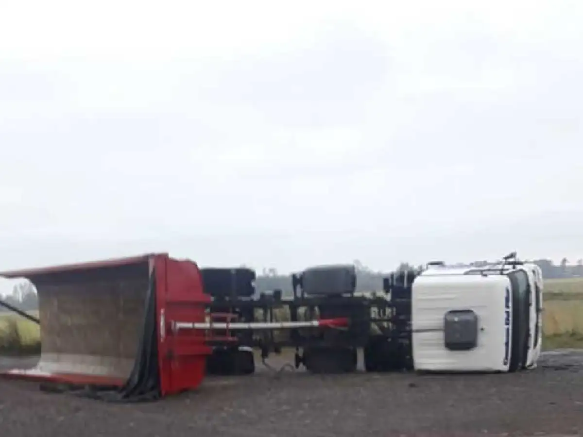 Un tornado derribó a cuatro camiones juntos en Azul