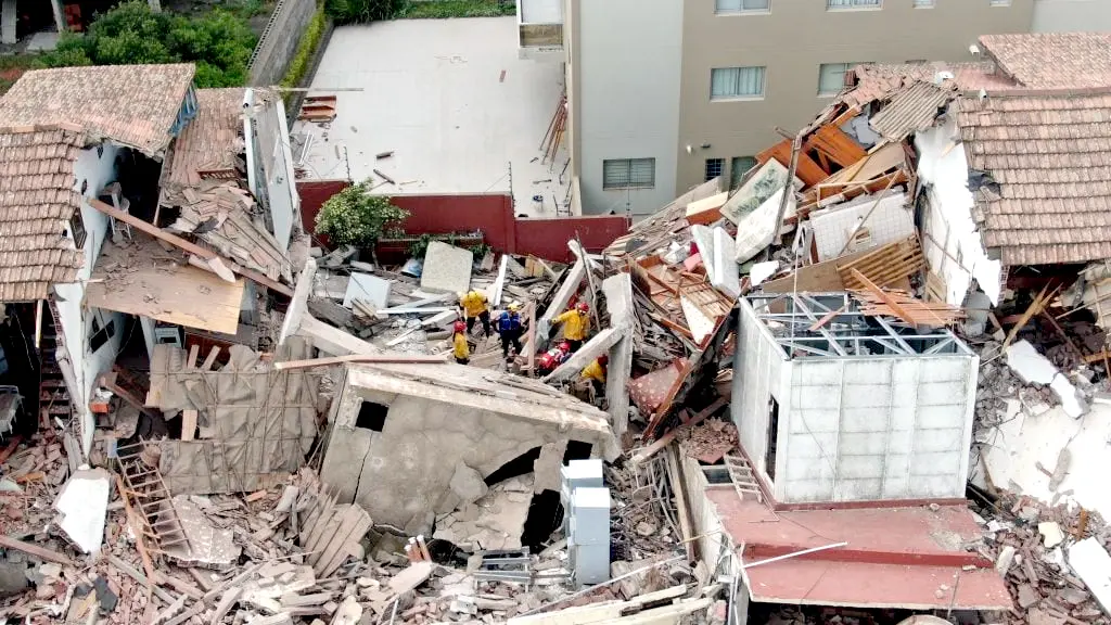 Una joven fernandense es buscada entre los escombros