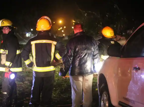 Impresionante temporal en 25 de Mayo: calles anegadas, evacuados y operativos de Bomberos y Defensa Civil