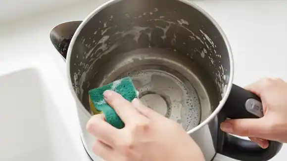 ¿Cómo eliminar el sarro de la pava eléctrica con un truco casero en minutos?