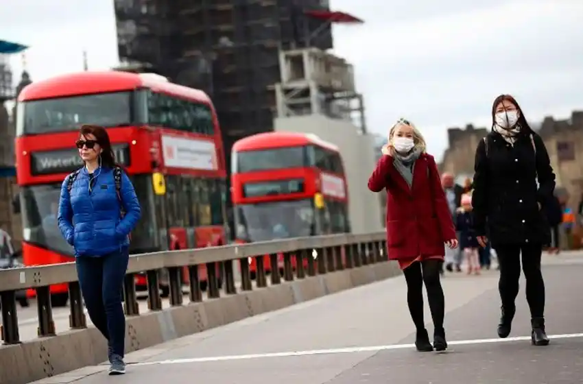 Reino Unido comenzó a vacunar contra el coronavirus a menores de 50 años