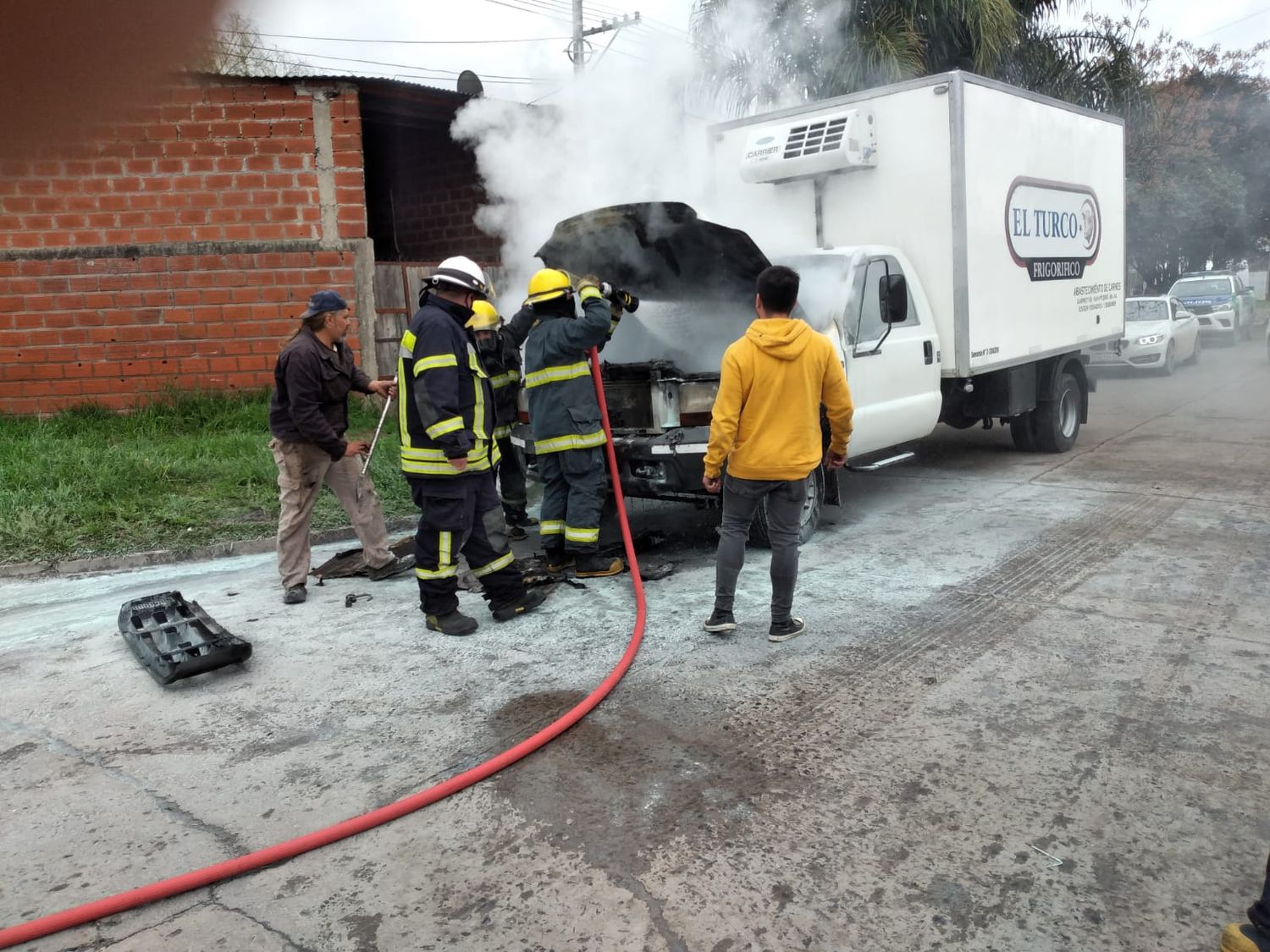 Bomberos sofocó el incendio de una camioneta