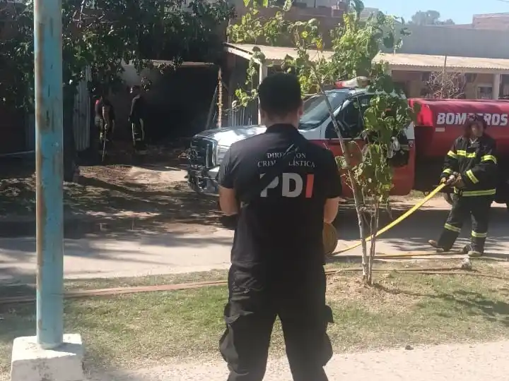 Alarma por un incendio de gran magnitud en una vivienda sobre Boulevard Rivadavia en San Cristóbal