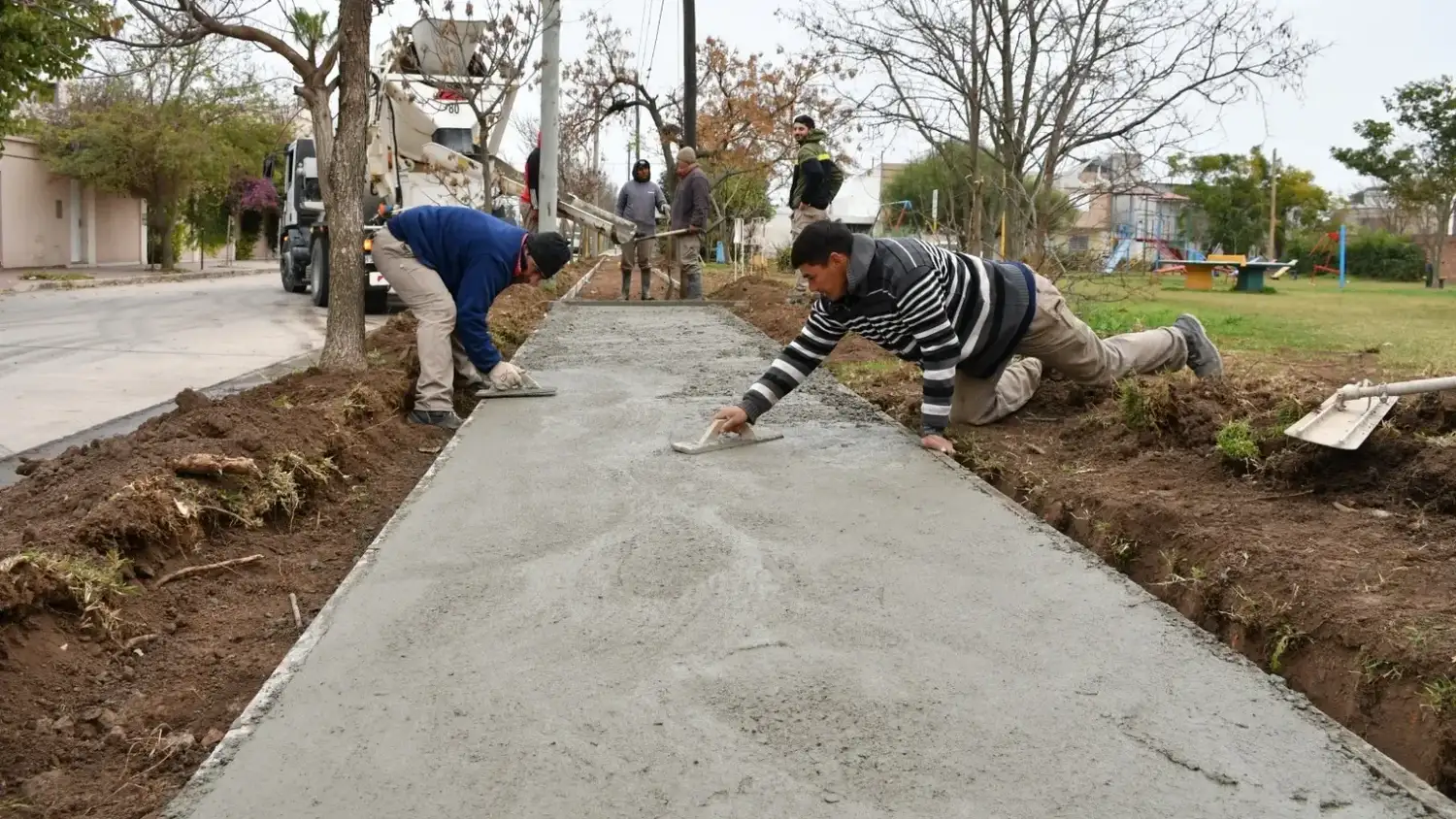 Bernarte supervisó el final de las obras en Plaza del Encuentro y destacó el plan de renovación de veredas
