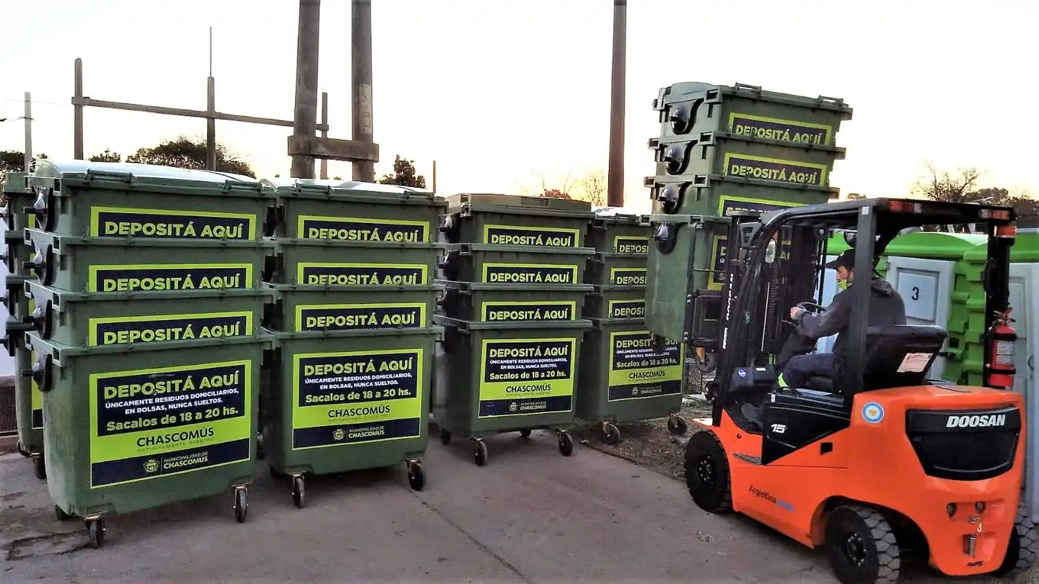 Comenzaron a llegar a Chascomús parte de los 200 nuevos contenedores de residuos