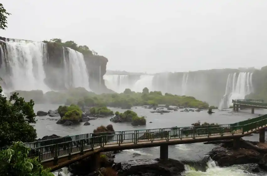 Las cataratas del Iguazú continuarán cerradas durante el finde largo por el gran caudal