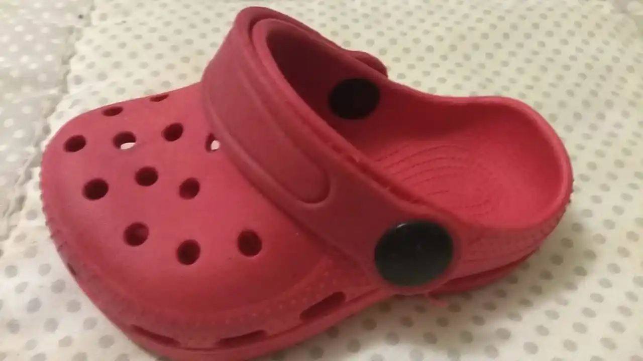 Valentino busca una de sus Crocs