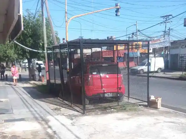 Insólito: Un vecino de Lanús se armó su propia cochera ¡en la vereda!